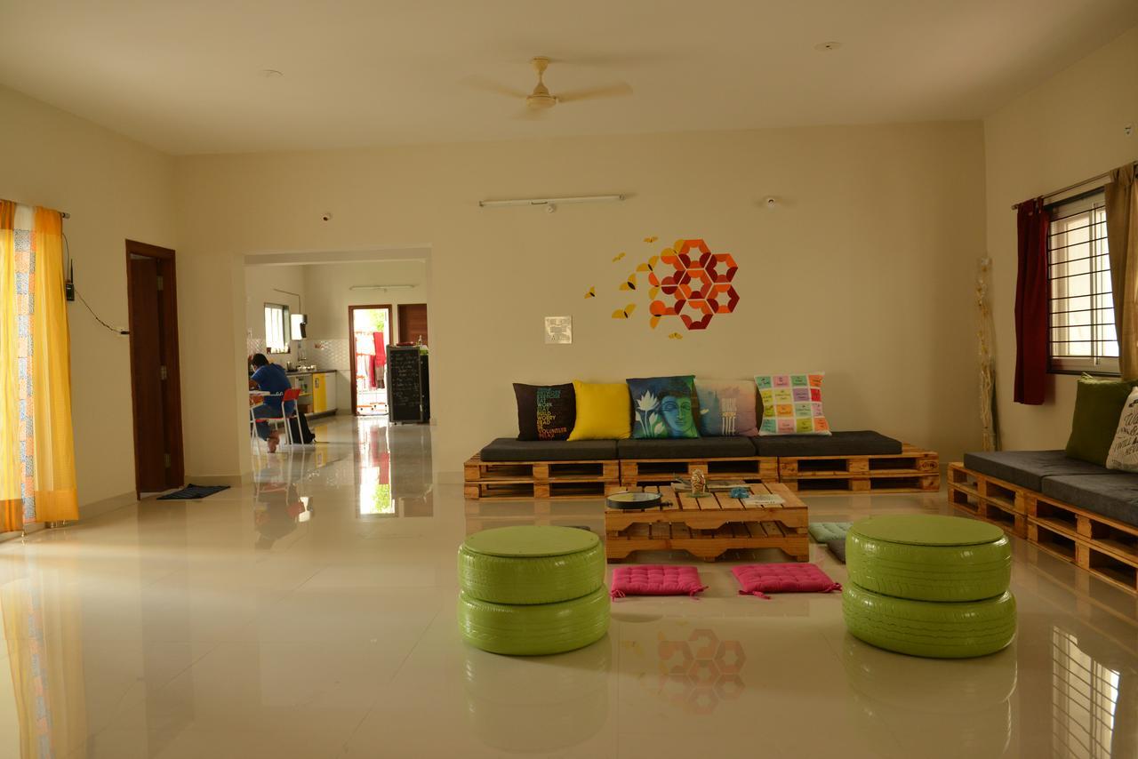 Beehive Commune Hyderabad Hostel Bagian luar foto
