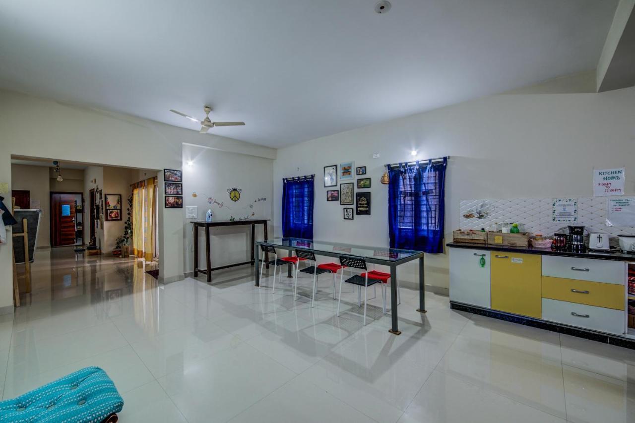 Beehive Commune Hyderabad Hostel Bagian luar foto