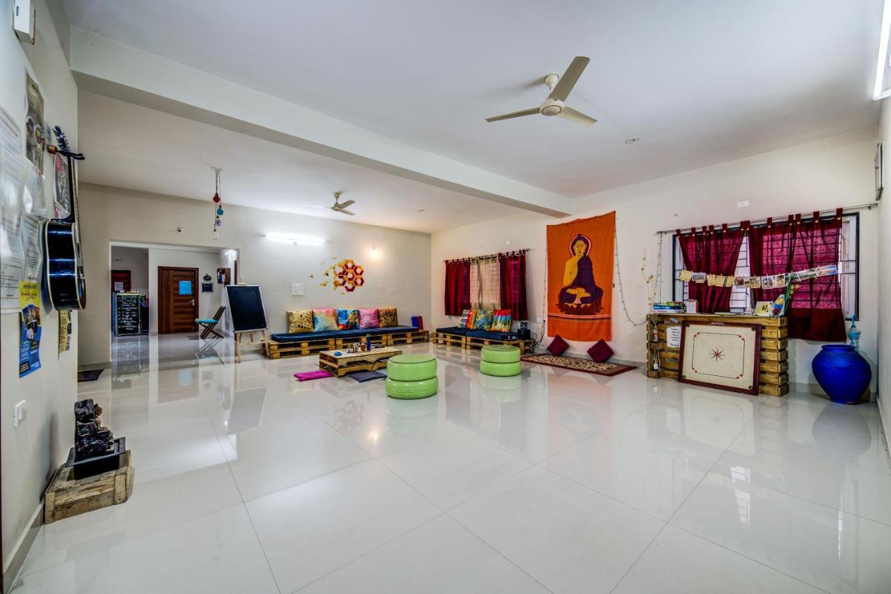 Beehive Commune Hyderabad Hostel Bagian luar foto