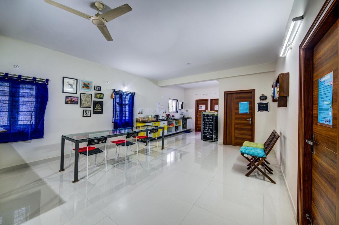 Beehive Commune Hyderabad Hostel Bagian luar foto
