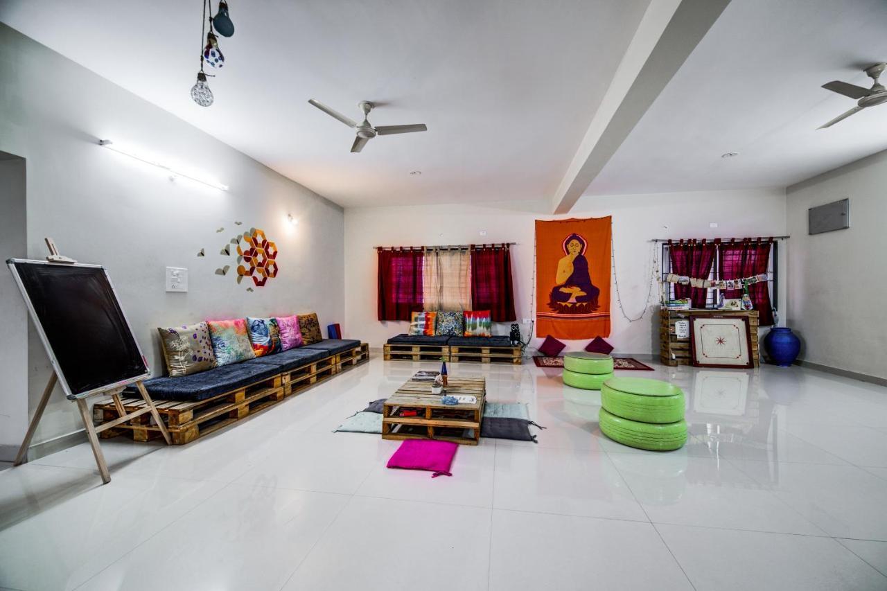 Beehive Commune Hyderabad Hostel Bagian luar foto