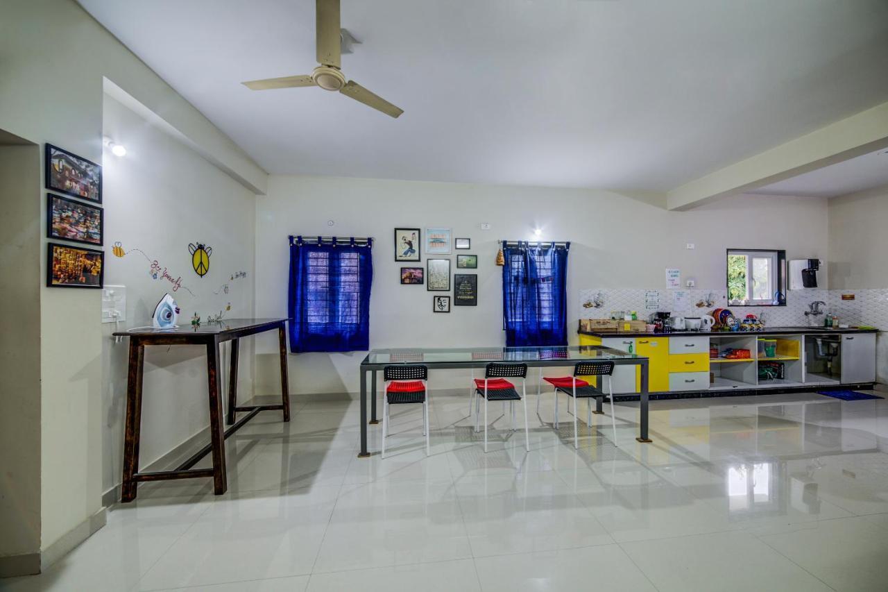 Beehive Commune Hyderabad Hostel Bagian luar foto